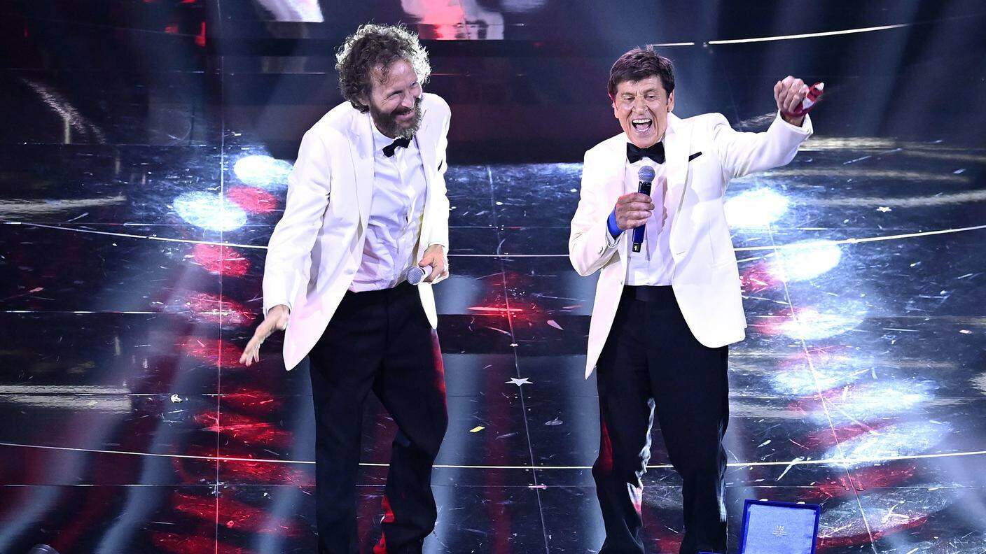 Jovanotti e Gianni Morandi scatenati sul palco