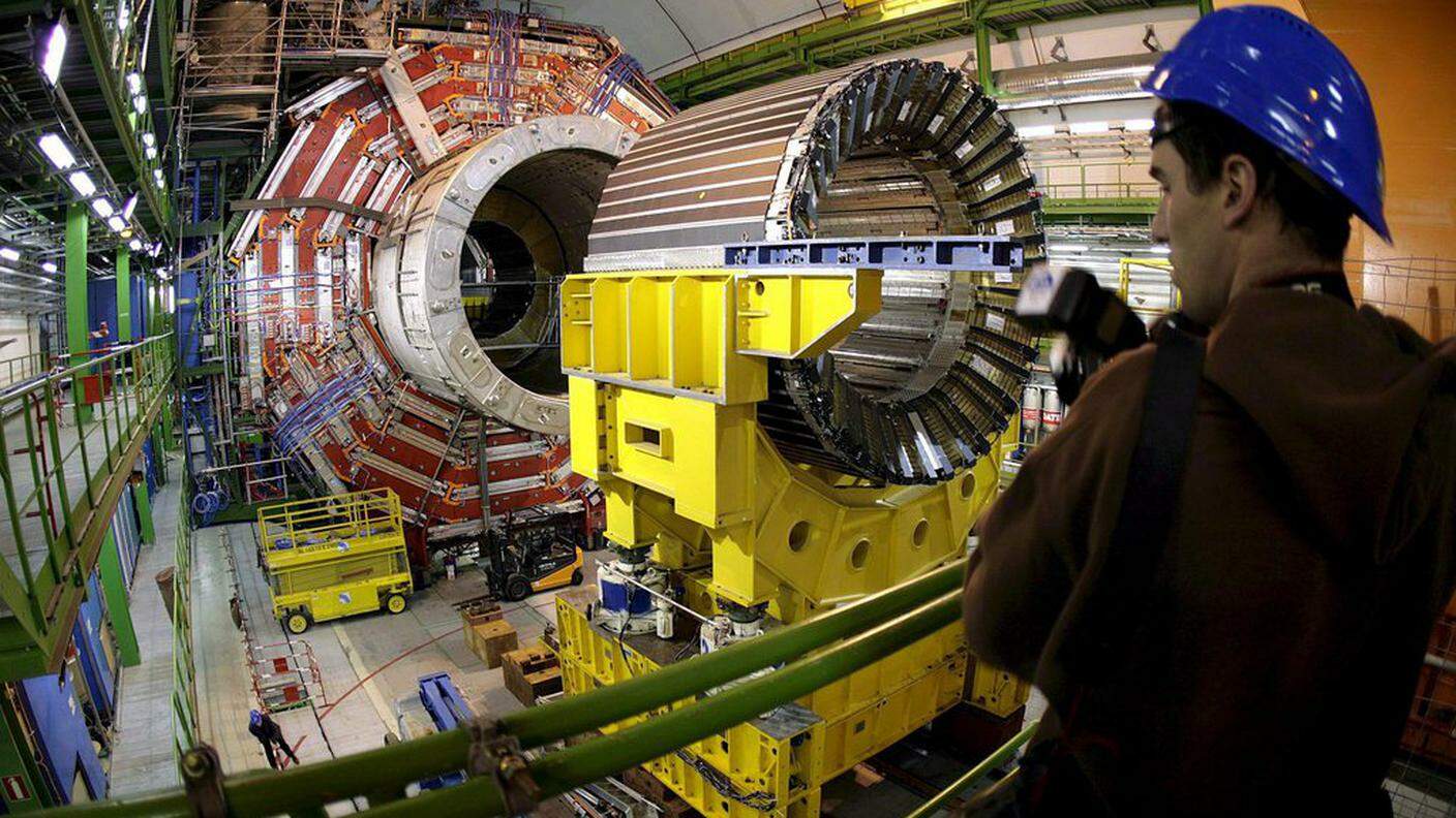 I fasci di particelle scorrono nell'anello dell'acceleratore all'energia di 450 miliardi di elettronvolt (450 GeV)