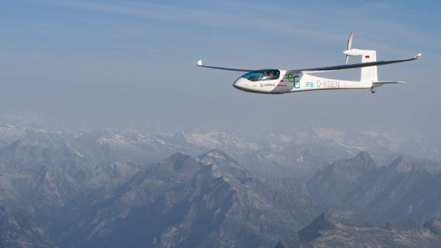 Il biposto elettrico in volo sulle Alpi