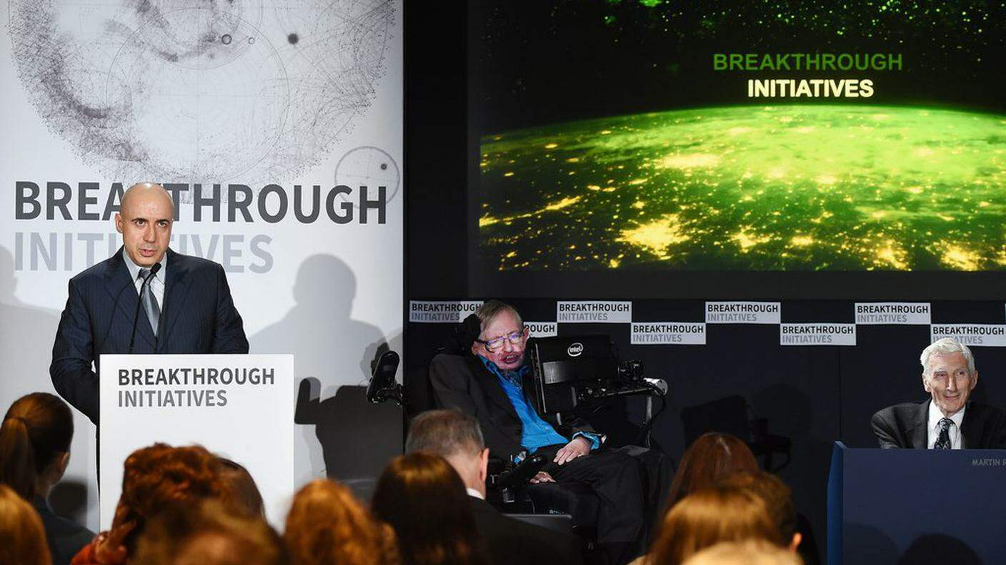 Il magnate russo (accanto a lui Stephen Hawking) presenta i suoi piani