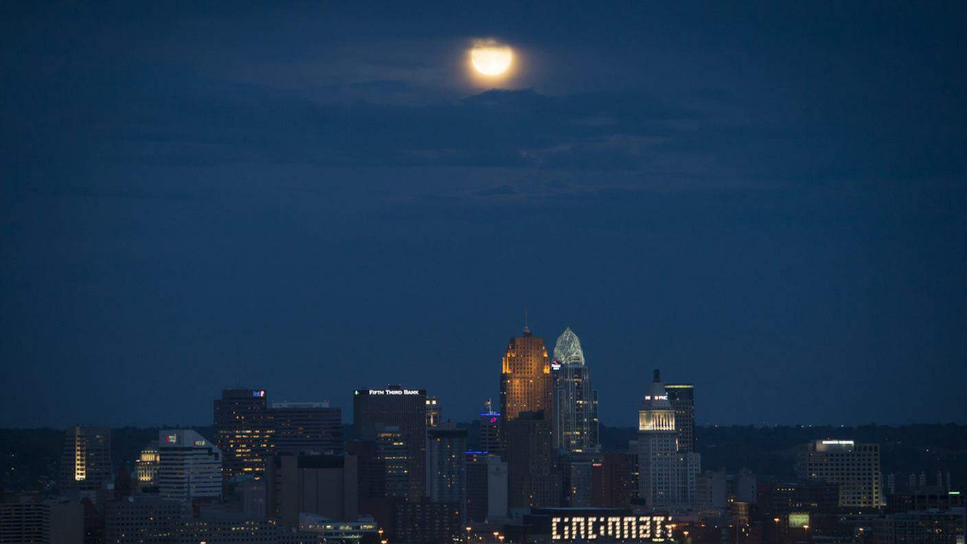 La luna blu nel cielo di Cincinnati dell'agosto 2012