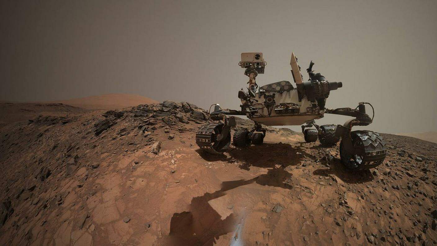 Il veicolo della NASA Curiosity all'opera 