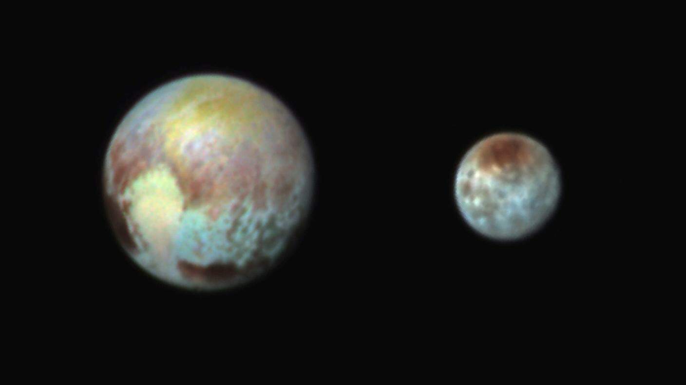 Blu e rosso predominano su Plutone