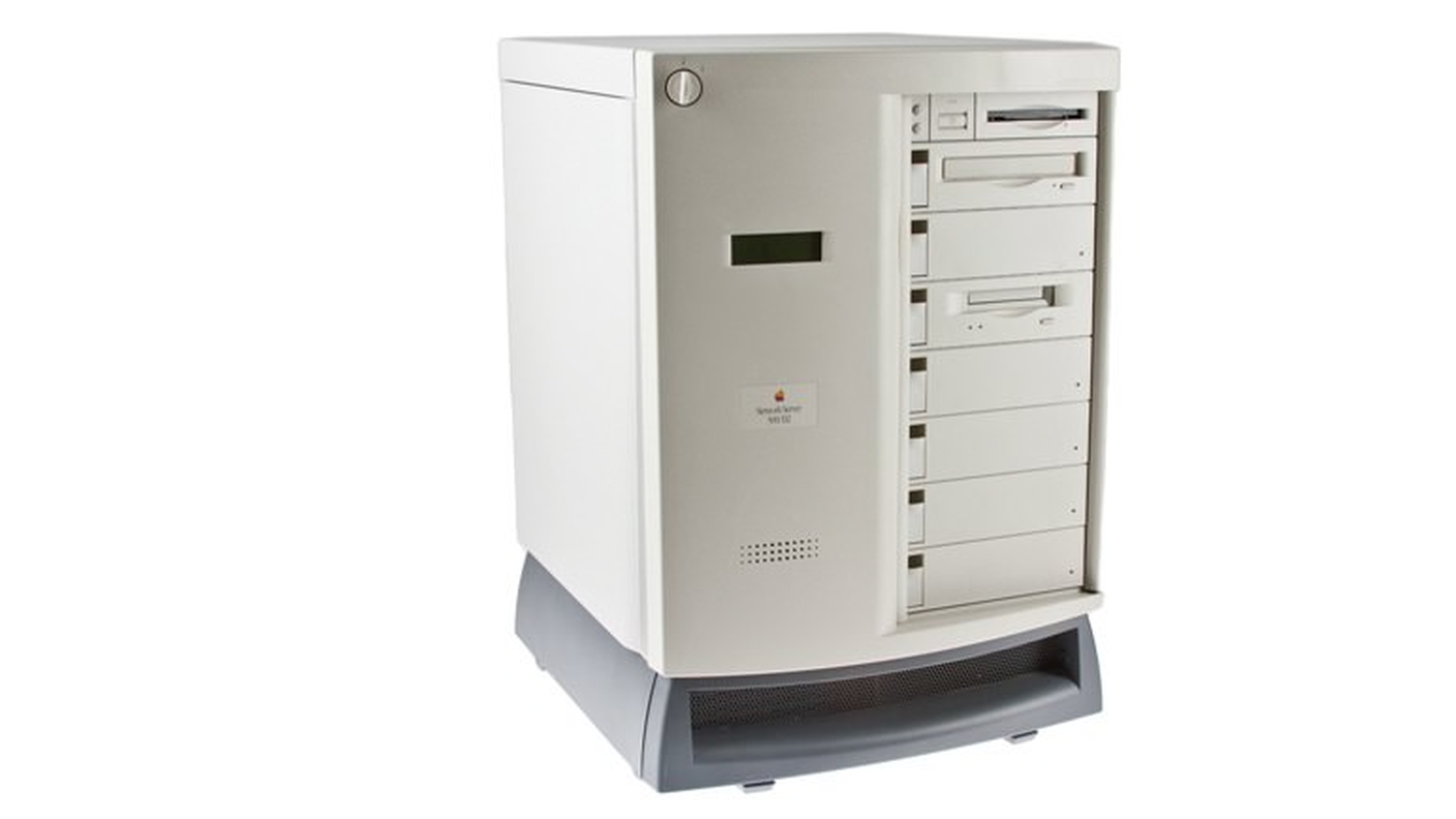 Apple Network Server 500 (1996). La confusione di un'azienda che aveva appena espulso il cofondatore Steve Jobs. Nessuno, nemmeno i più esperti, ricorda queste gigantesche e ingombranti macchine che erano in sostanza una copia perfetta di piattaforme della IBM, dipinte di bianco e bloccate sul sistema operativo AIX, il predecessore di MacOS X