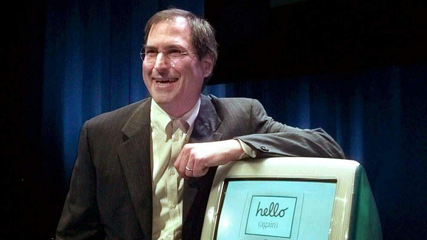 Steve Jobs presenta l'iMac a Cupertino nel 1998