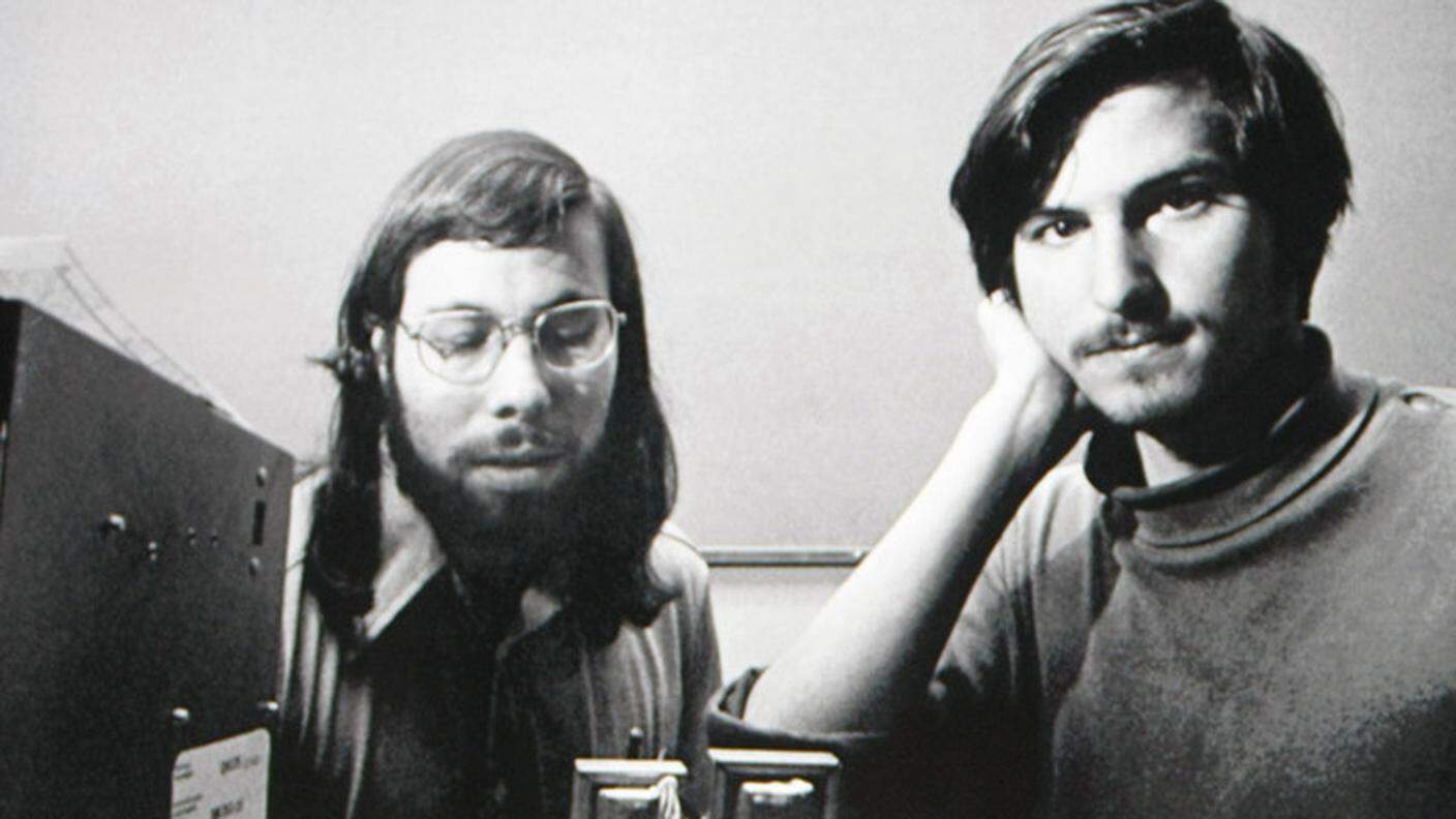 Steve Jobs mostra una vecchia foto con lui e Steve Wozniak (a sinistra) nell'evento Apple a San Francisco nel 2010