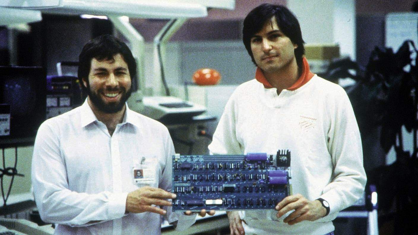 Apple Computer fu fondata nel 1976 da Steve Jobs (a destra), Steve Wozniak (a sinistra) e Ronald Wayne nel Garage dei genitori di Jobs a Mountain View, in California