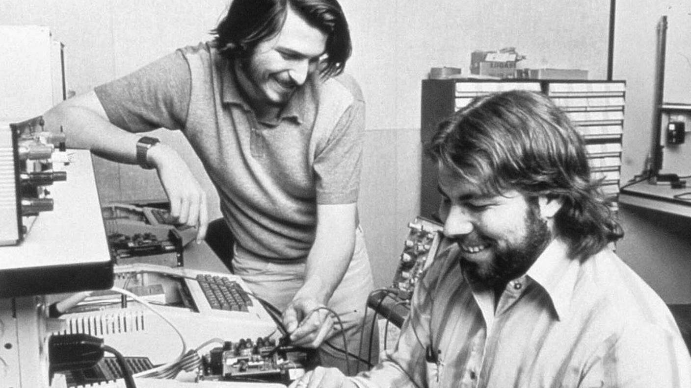Apple Computer fu fondata nel 1976 da Steve Jobs (a destra), Steve Wozniak (a sinistra) e Ronald Wayne nel Garage dei genitori di Jobs a Mountain View, in California