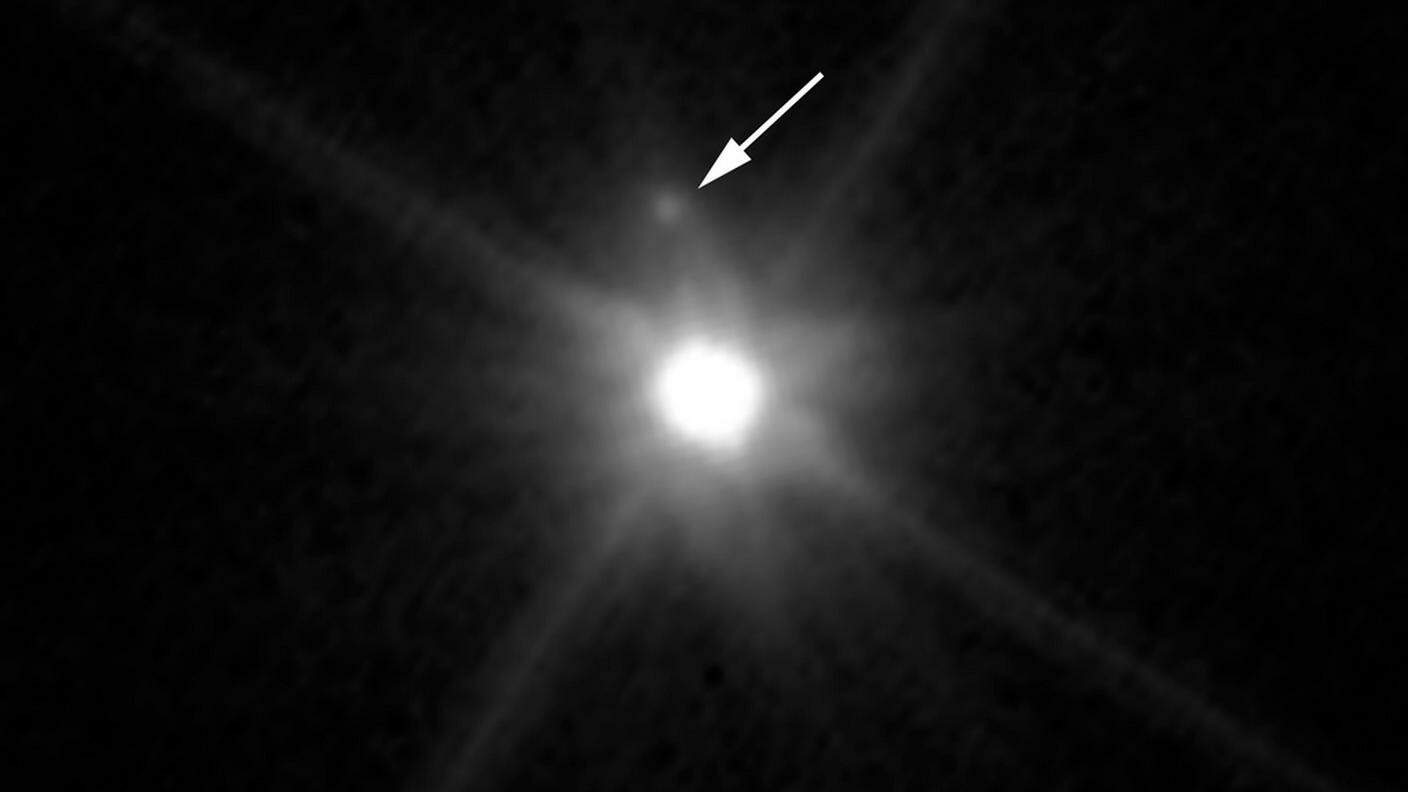 La piccola luna nera Mk2 (indicata dalla freccia) e il pianeta nano Makemake