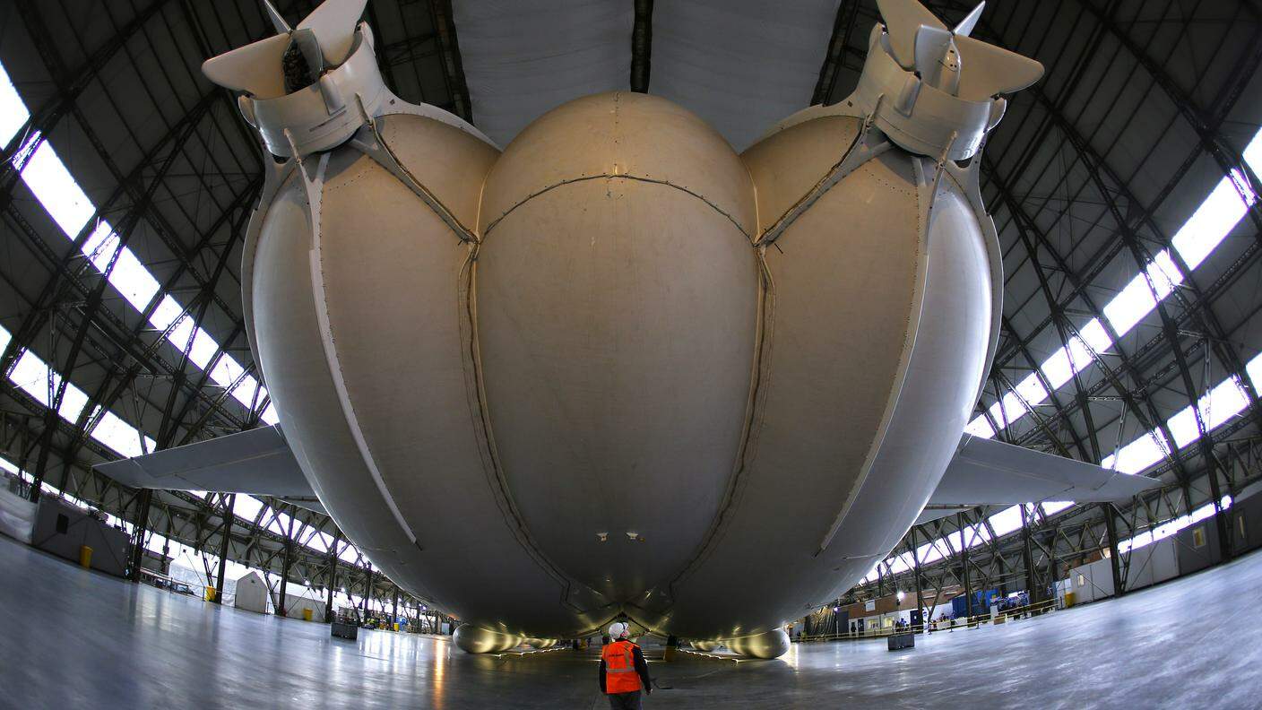 Velivolo gigante, hangar enorme