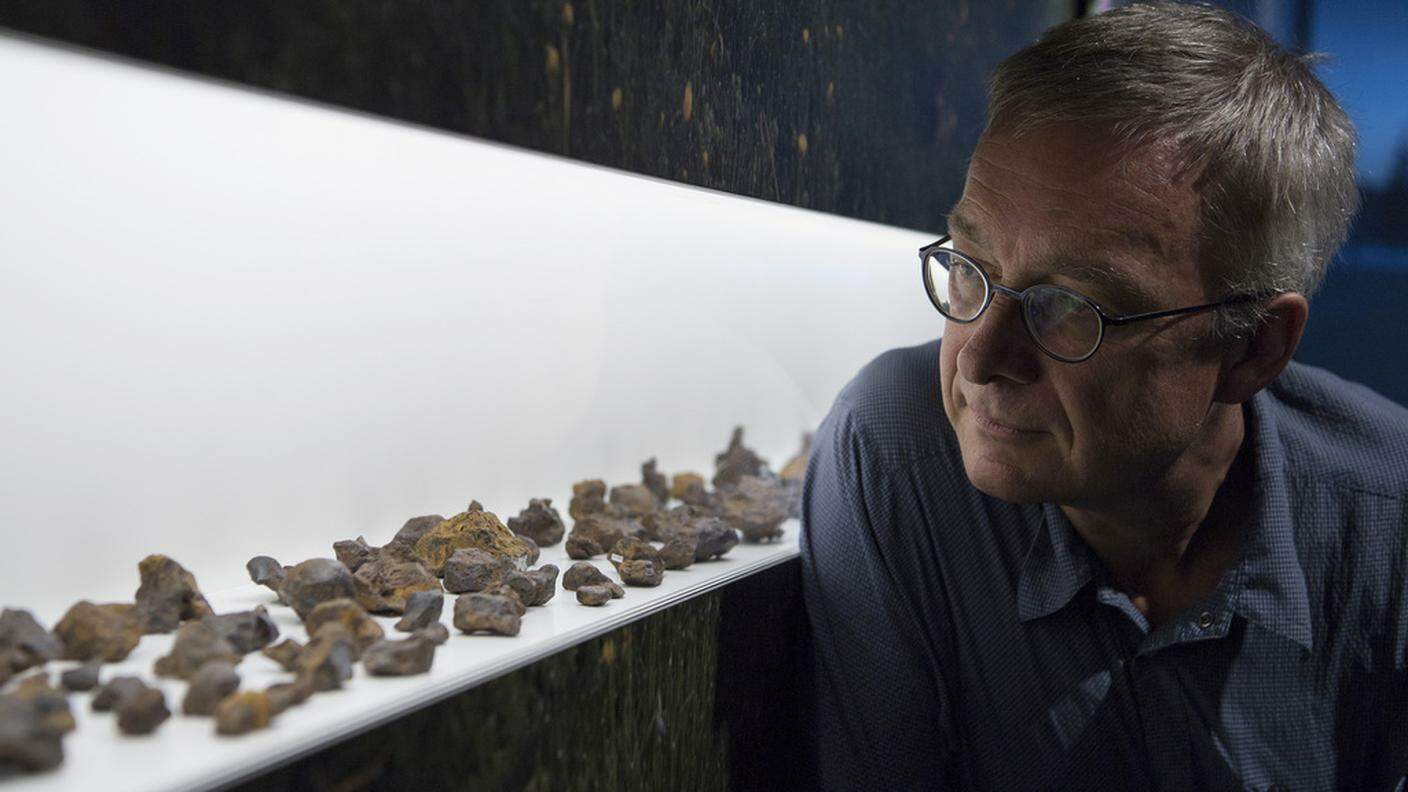 Beda Hofmann, direttore della ricerca, con alcuni frammenti del meteorite