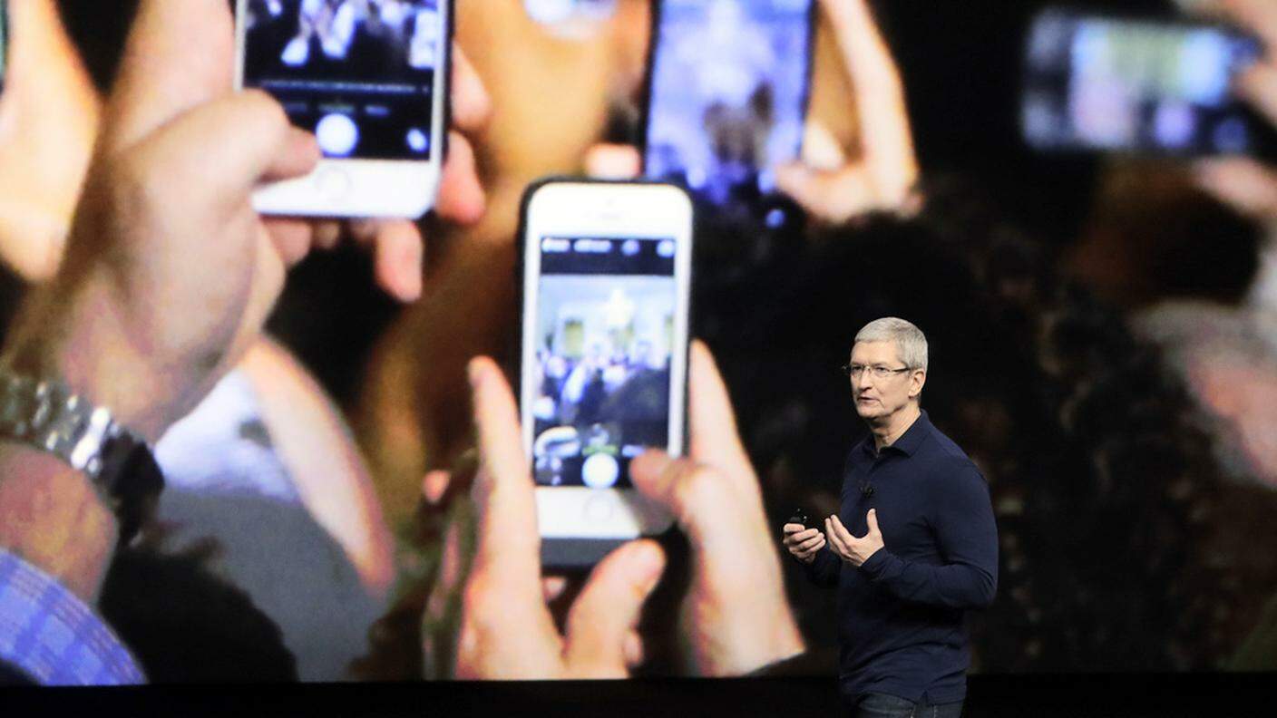 Tim Cook annuncia il nuovo iPhone 7 a San Francisco