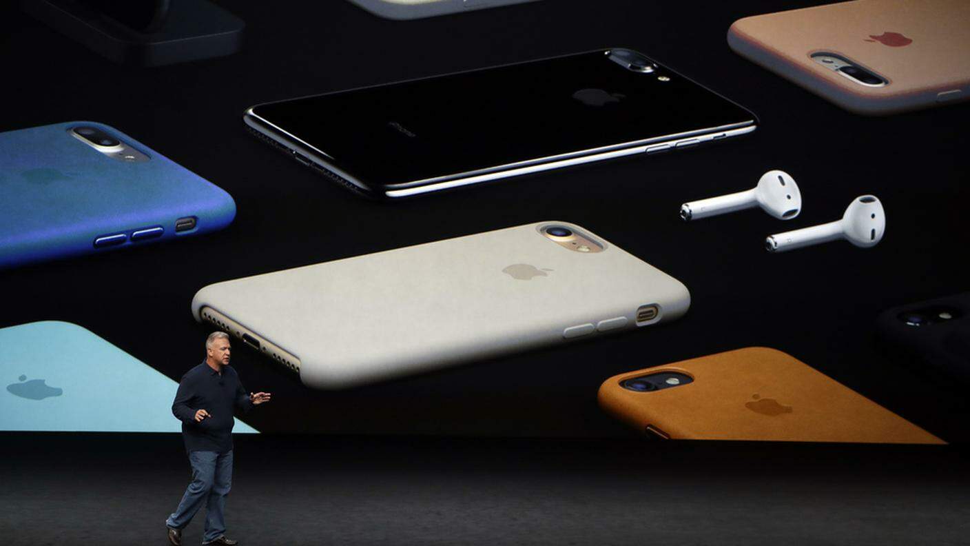 I nuovi iPhone 7 e 7 plus saranno impermeabili e con una superbatteria