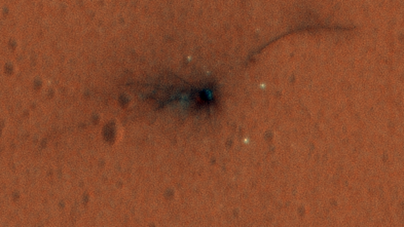 Il cratere dell'impatto: i puntini bianchi sarebbero dei frammenti del modulo 