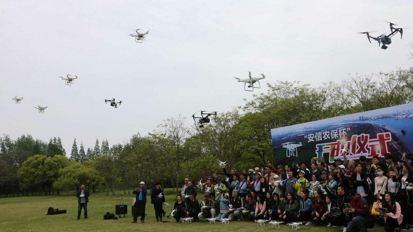Con i nuovi sviluppi i droni sanno volare in formazione e obbedire a gesti umani