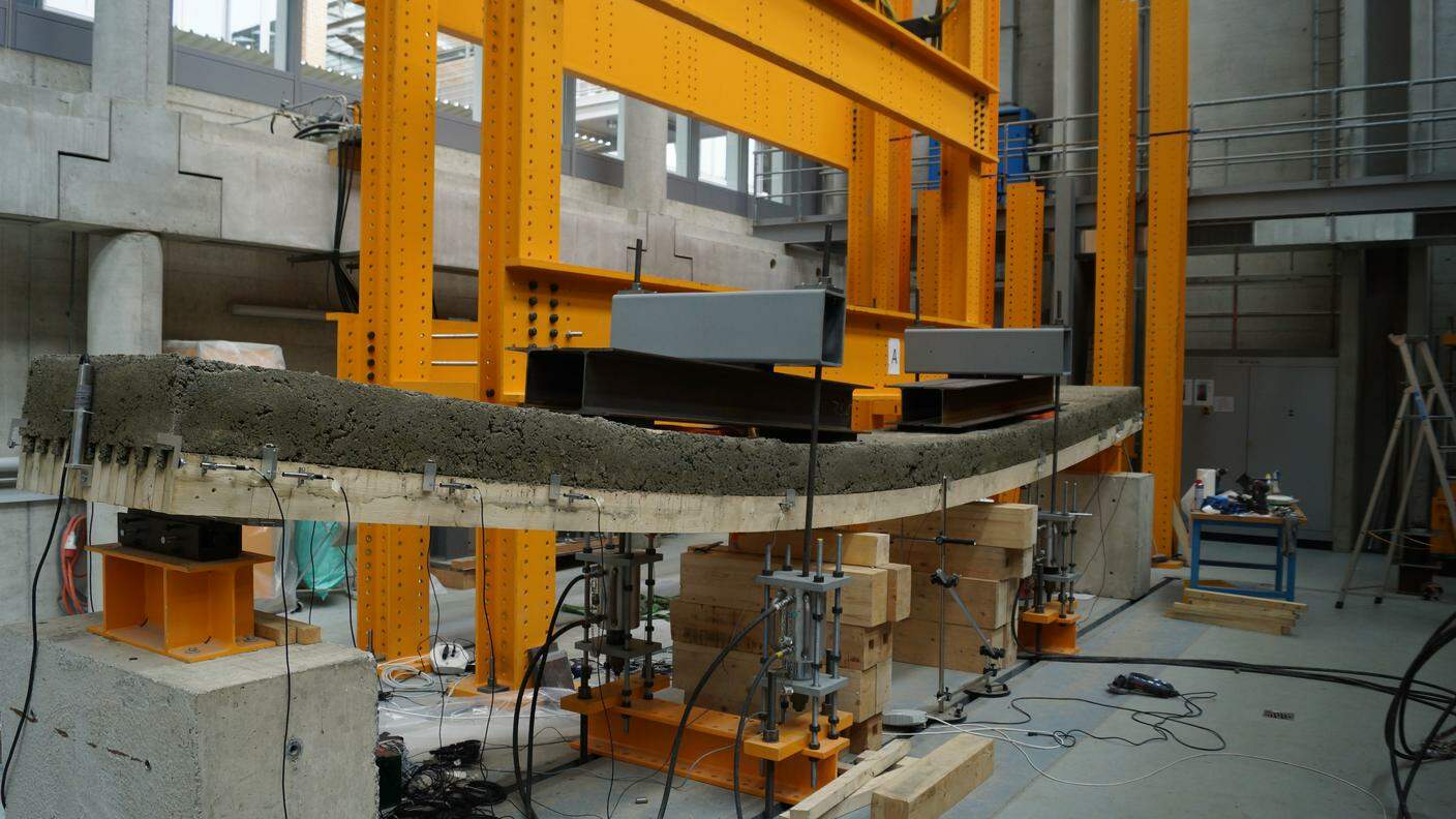 Test di resistenza per una lastra lunga 8 metri del nuovo materiale, pesante un terzo del normale calcestruzzo