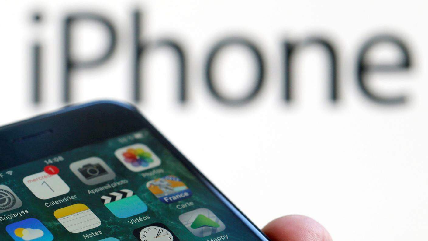 Il nuovo iPhone non avrà più il tasto Home e propone la ricarica wireless