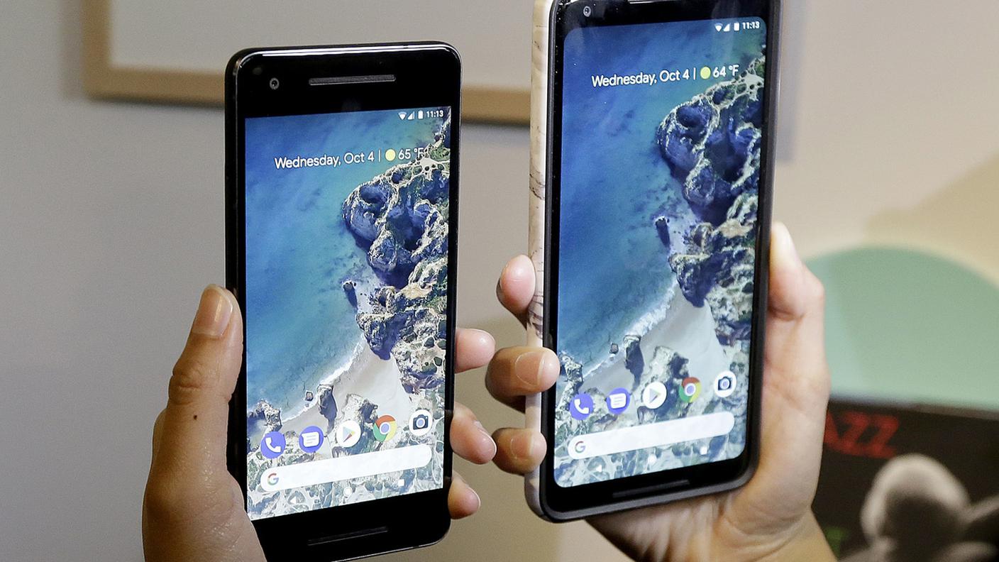 I nuovi smartphone Pixel 2, a destra la versione XL