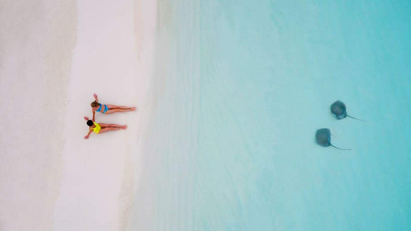 Due ragazze in spiaggia a Tahiti