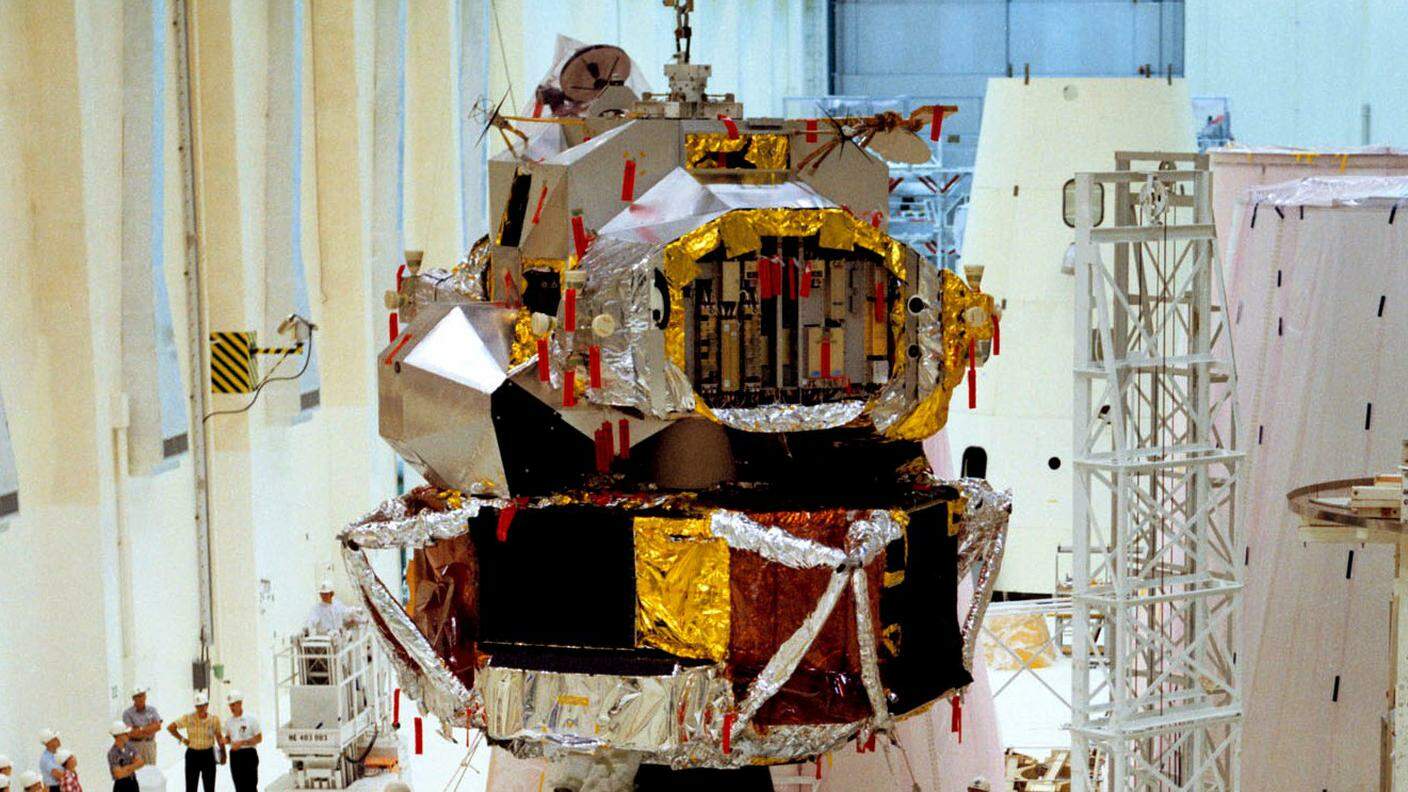 Il modulo lunare viene posizionato nel razzo della Missione Apollo 5