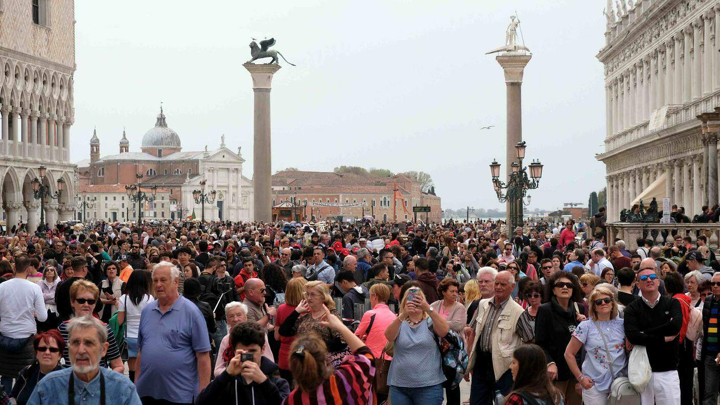 Ressa di turisti in Piazza San Marco a Venezia