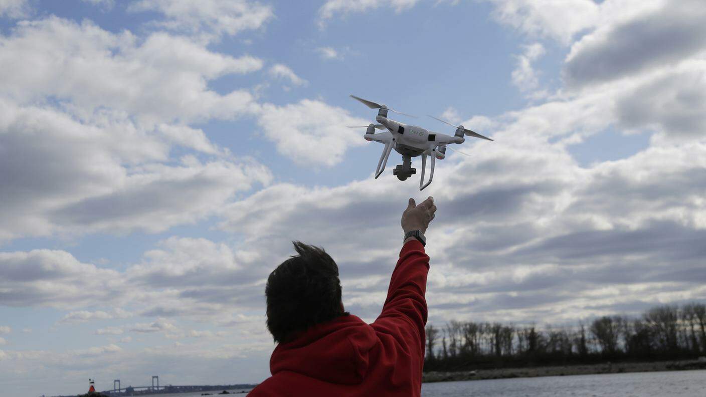 I droni si comandano meglio con il corpo che con il joystick