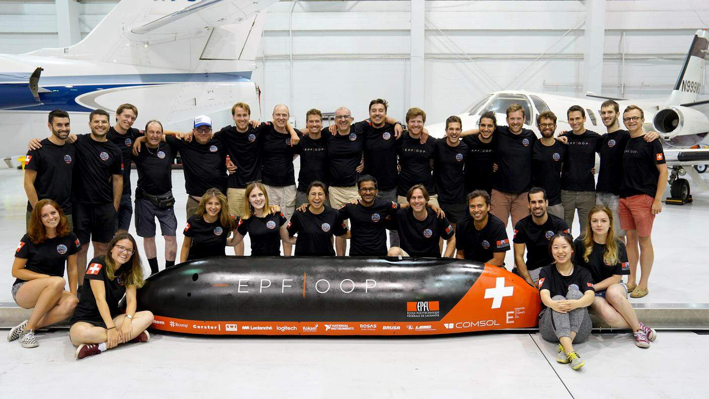 La squadra del Politecnico di Losanna con il suo prototipo di capsula