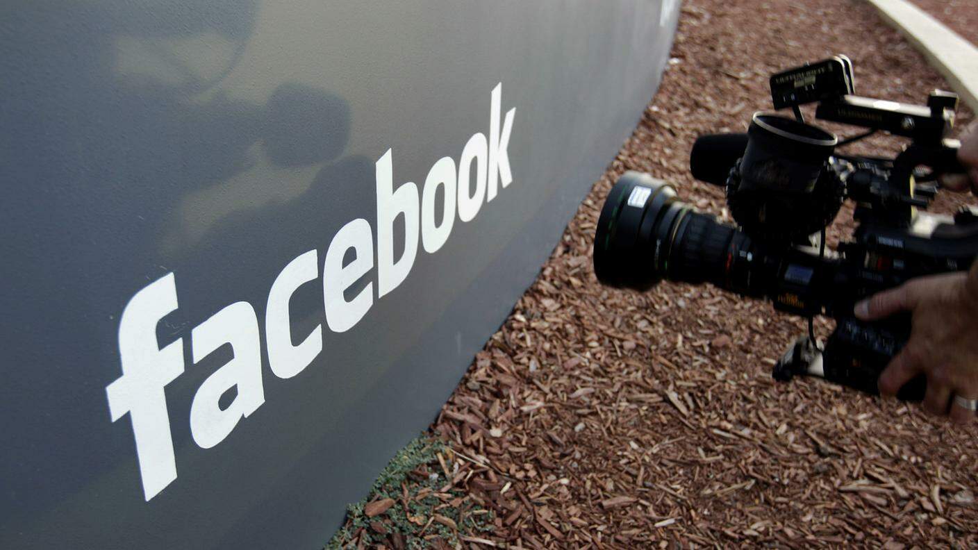 Facebook "utilizza dati in modo poco trasparente"
