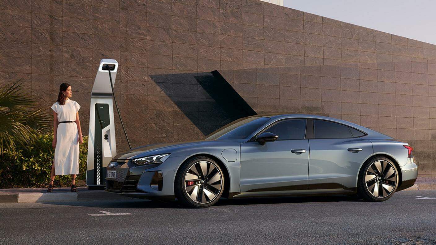 L'Audi e-tron GT quattro si carica in poco più di cinque minuti per affrontare 100 km