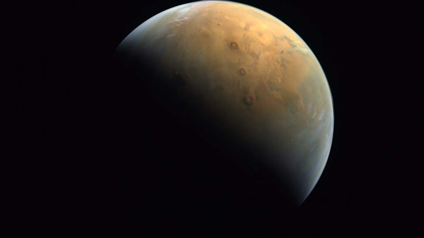 La foto di Marte scattata dalla sonda Amal.
