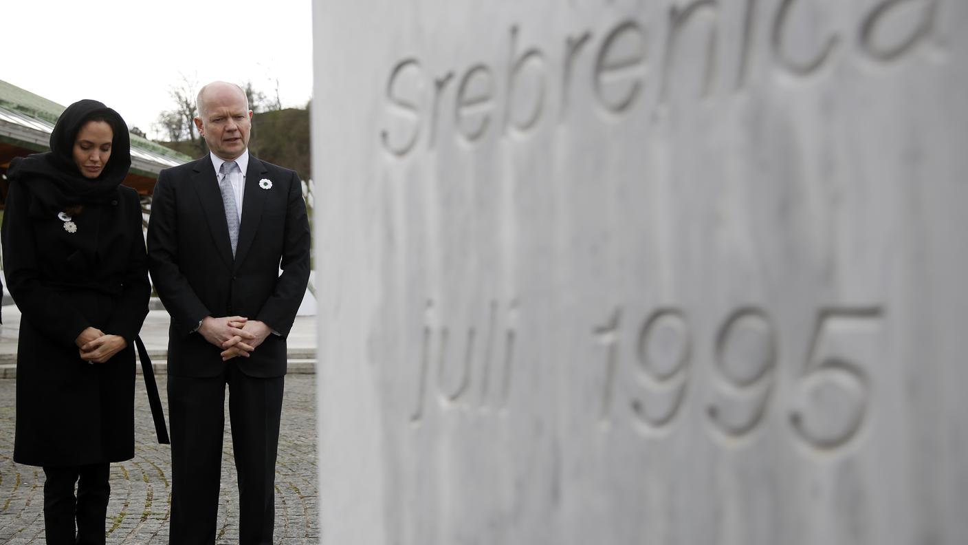 Jolie Srebrenica monumento Reuters.jpg
