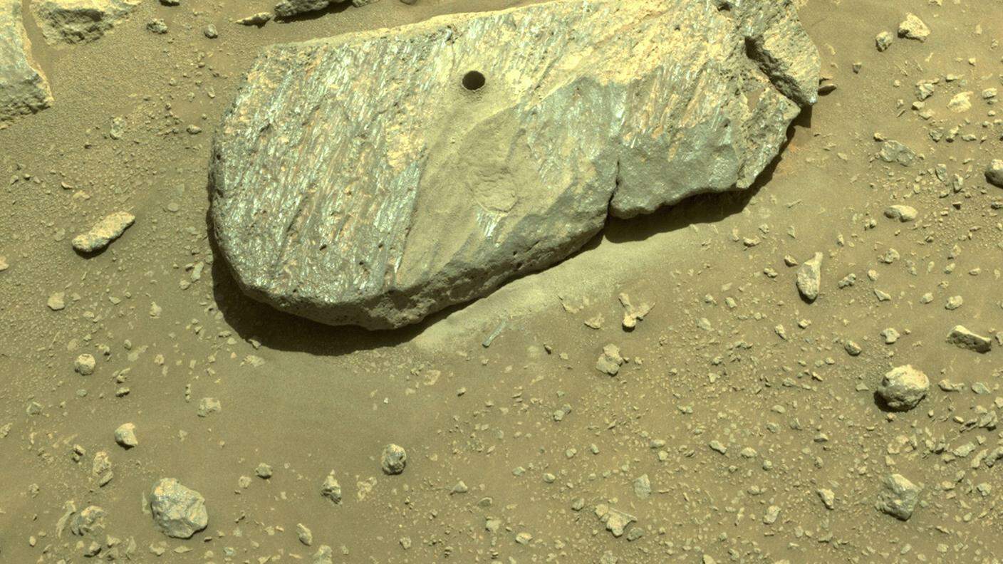 La roccia perforata dagli strumenti del rover per l'estrazione dei campioni