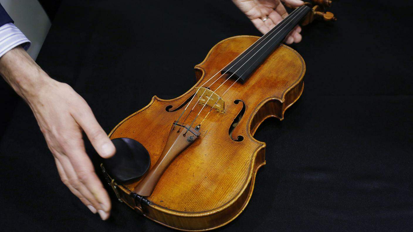 Un metodo innovativo e non distruttivo per autenticare violini e archi antichi
