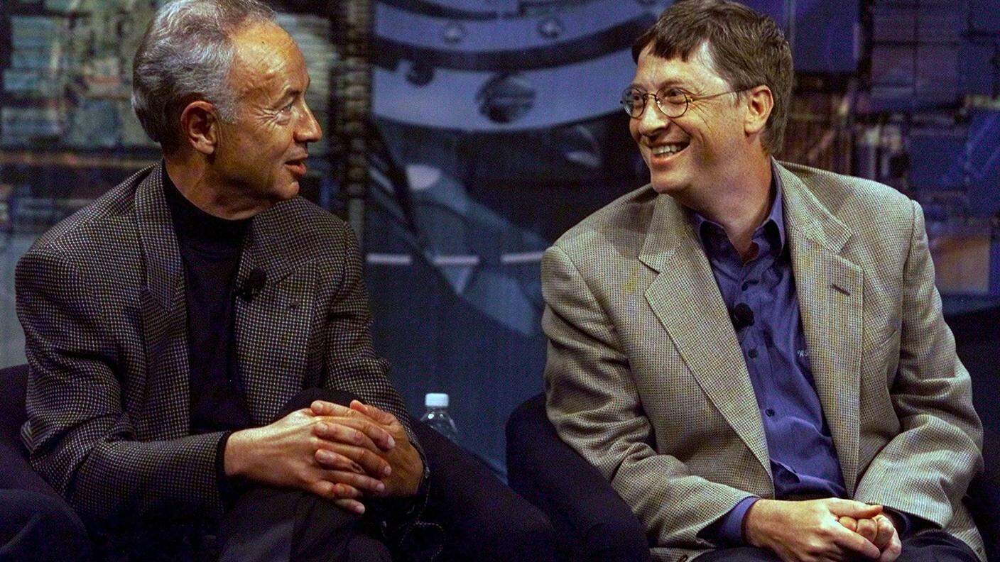 Andy Grove insieme a Bill Gates in una foto d'archivio Reuters