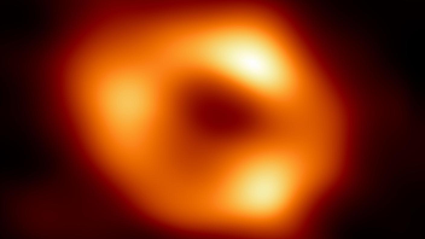 La prima immagine del "nostro" buco nero diffusa lo scorso maggio