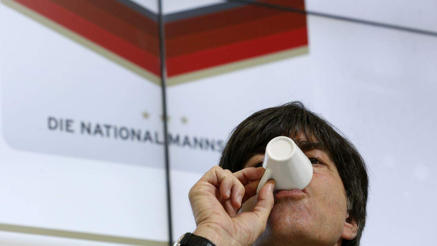 Il coach della nazionale tedesca Löw beve un caffè prima di una partita