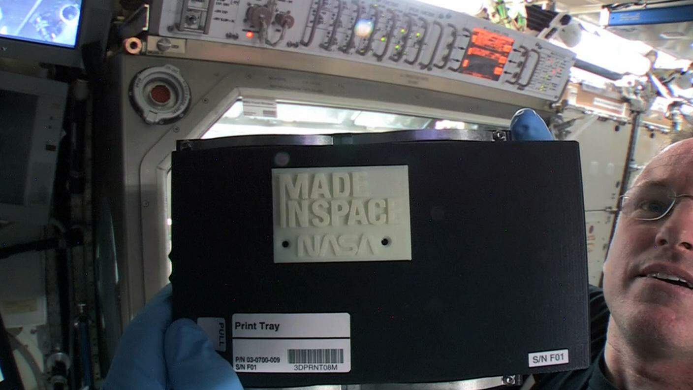 Il comandante Butch Wilmore mostra il primo oggetto creato nello spazio