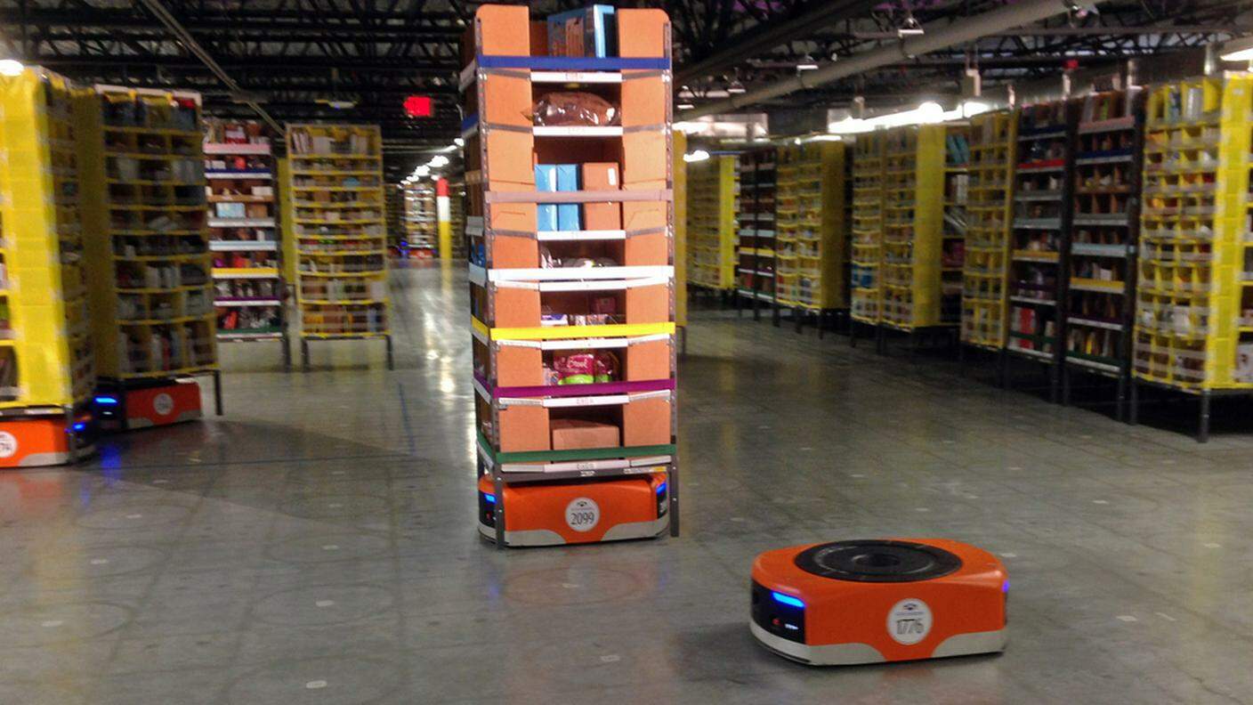 I robot magazzinieri al lavoro per Amazon