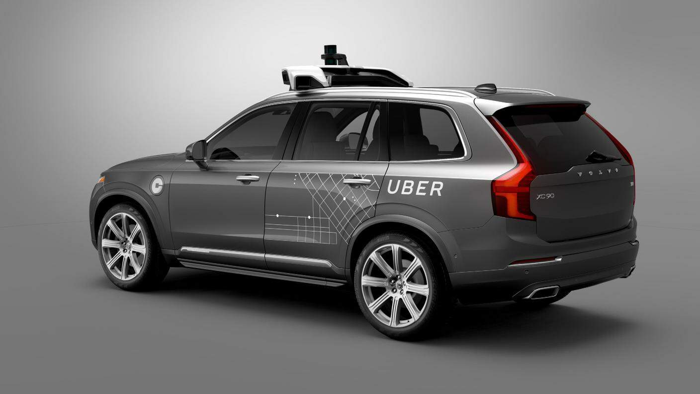 Un SUV Volvo predisposto per la guida autonoma e affidato a Uber