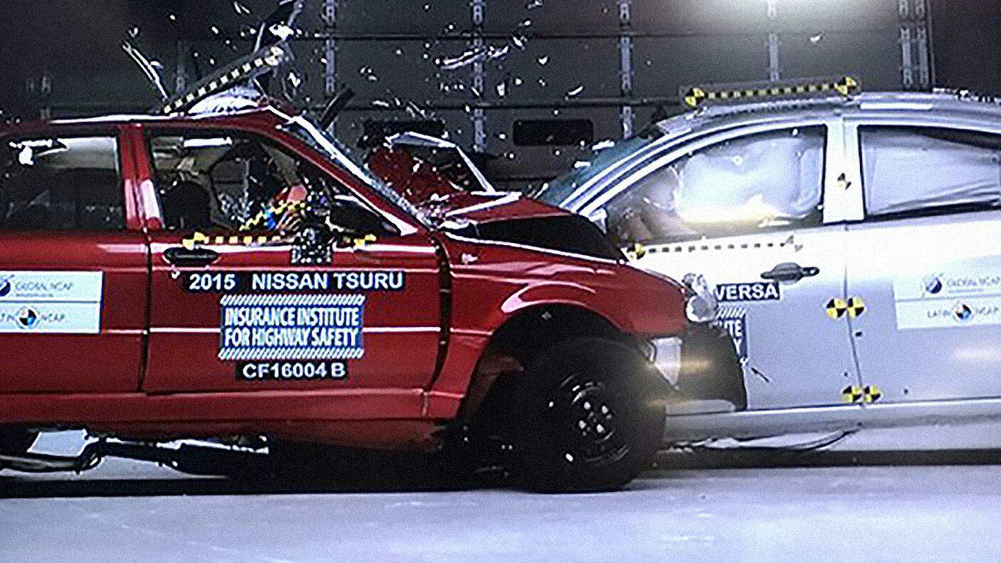 L'urto tra le due Nissan ideate a vent'anni di distanza è allucinante