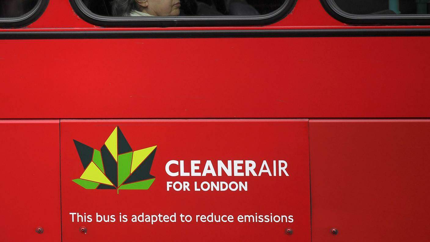 Un bus elettrico a Londra, che il sindaco Khan vuol liberare dalle auto inquinanti