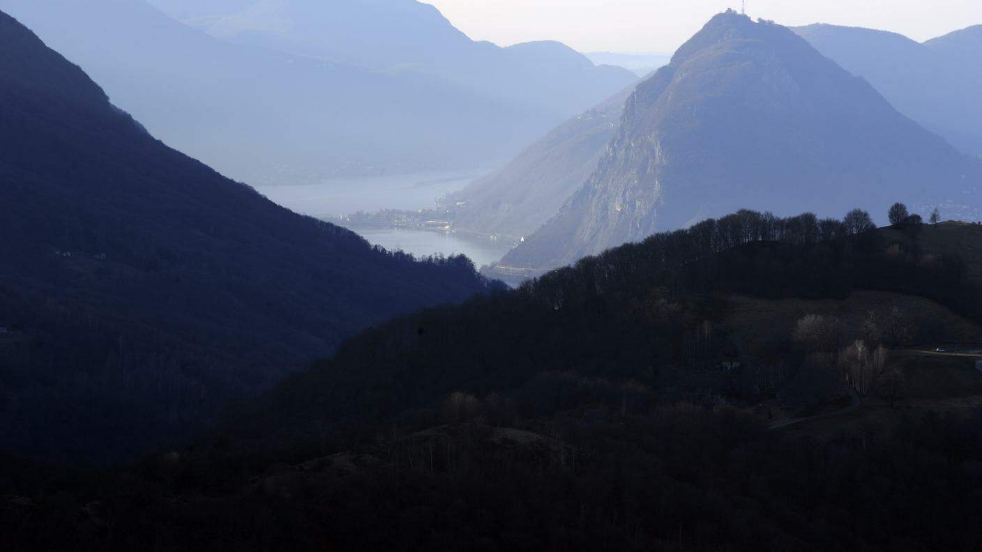 Veduta dal Monte Bar sul golfo di Lugano e Monte San Salvatore