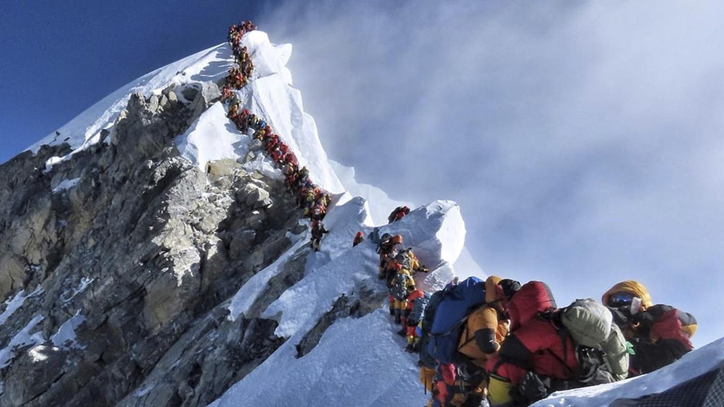 La celebre foto della colonna di alpinisti sull'Everest nel maggio del 2019