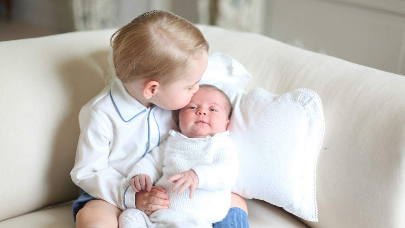Il fratellino George bacia Charlotte nelle foto scattate da mamma Kate