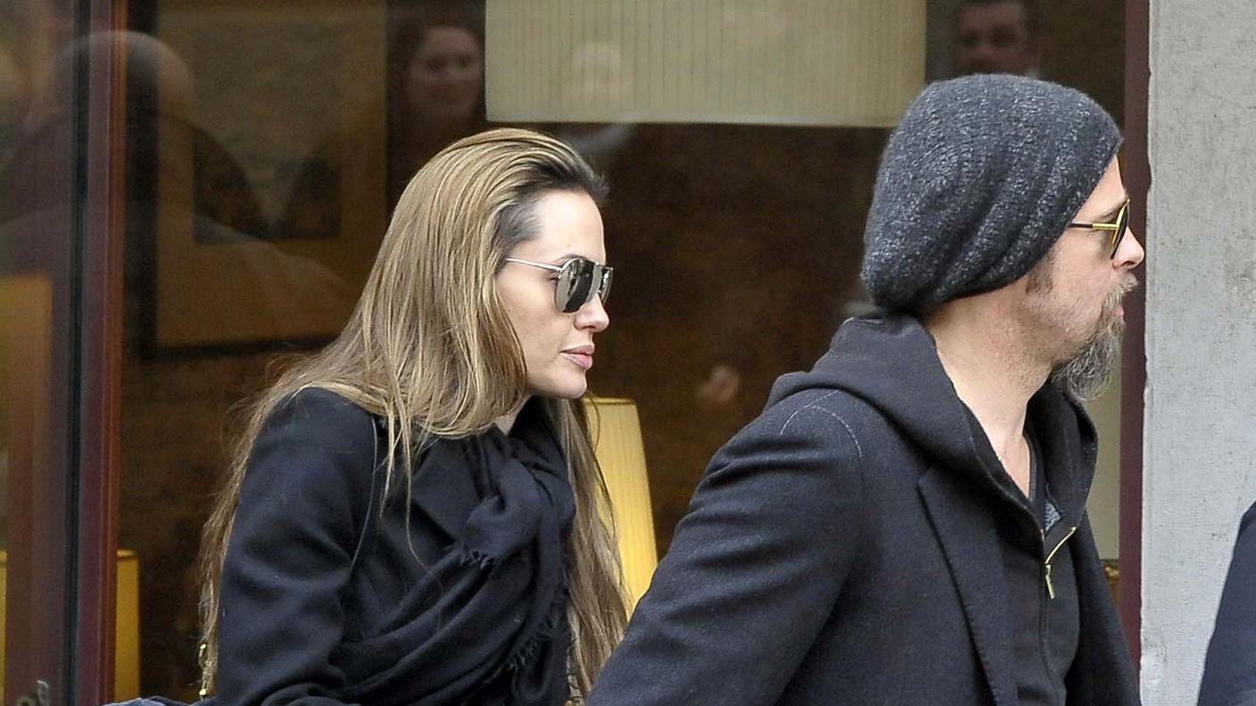 Brad Pitt e Angelina Jolie ritratti a spasso in famiglia in una foto d'archivio Reuters