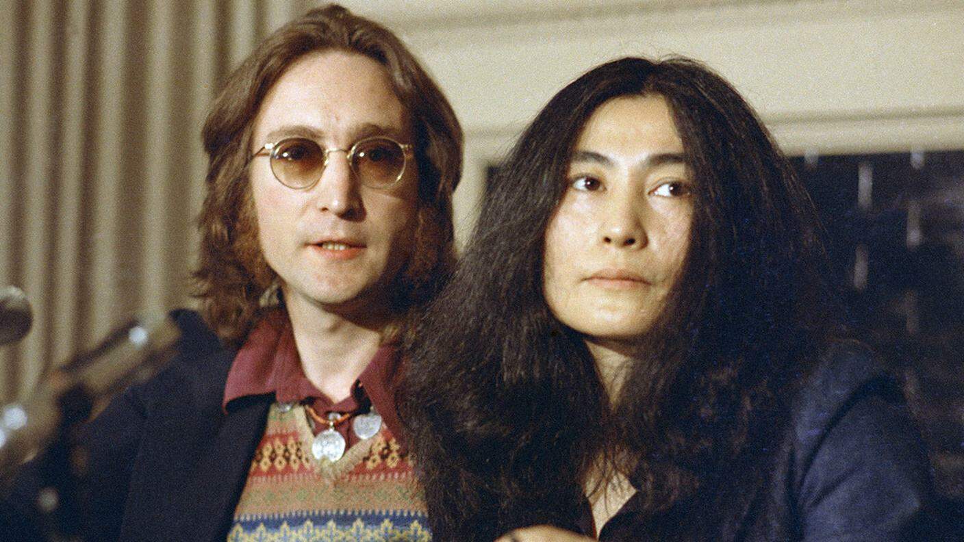 John Lennon insieme a Yoko Ono, nel 1973