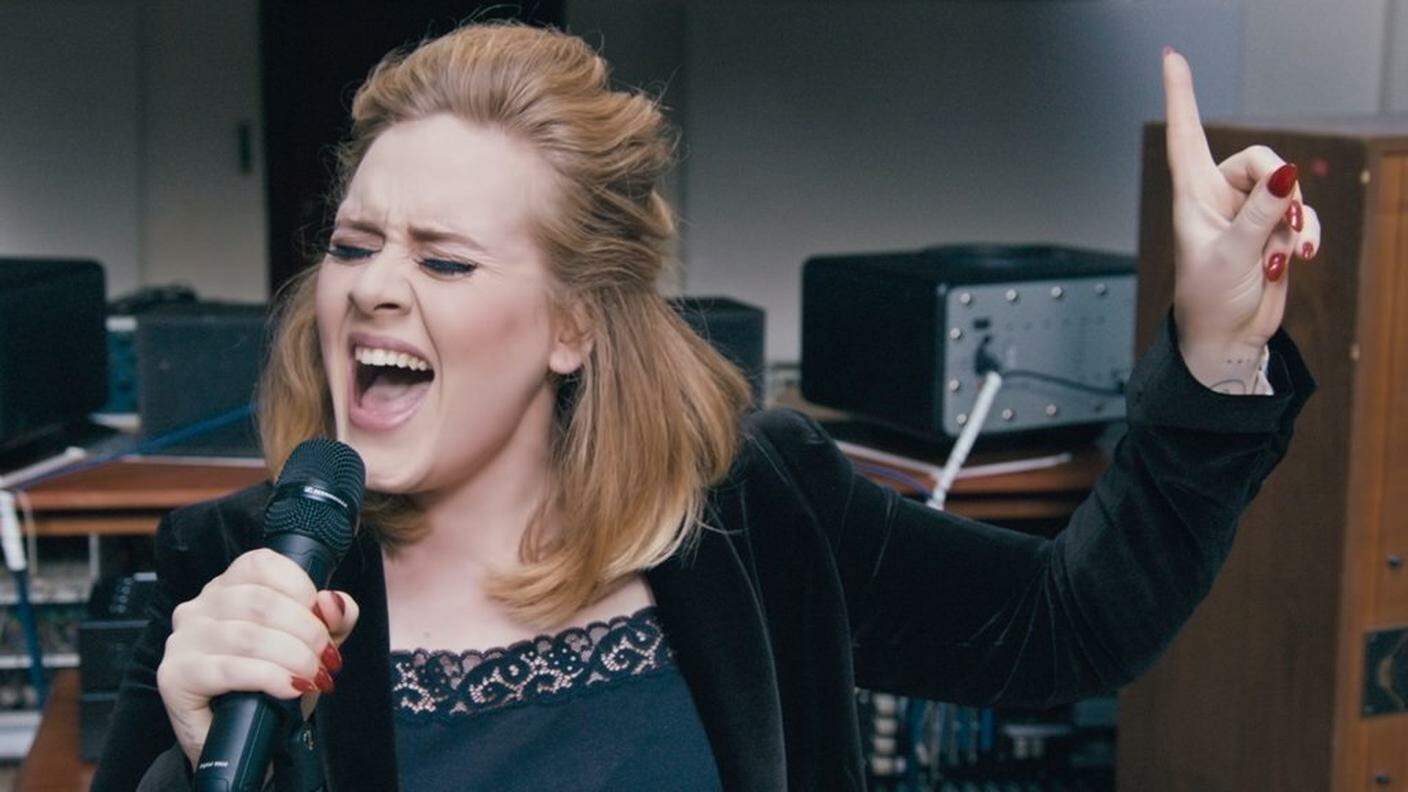 Quando Adele ha preso il microfono, si è capito che non era una sosia