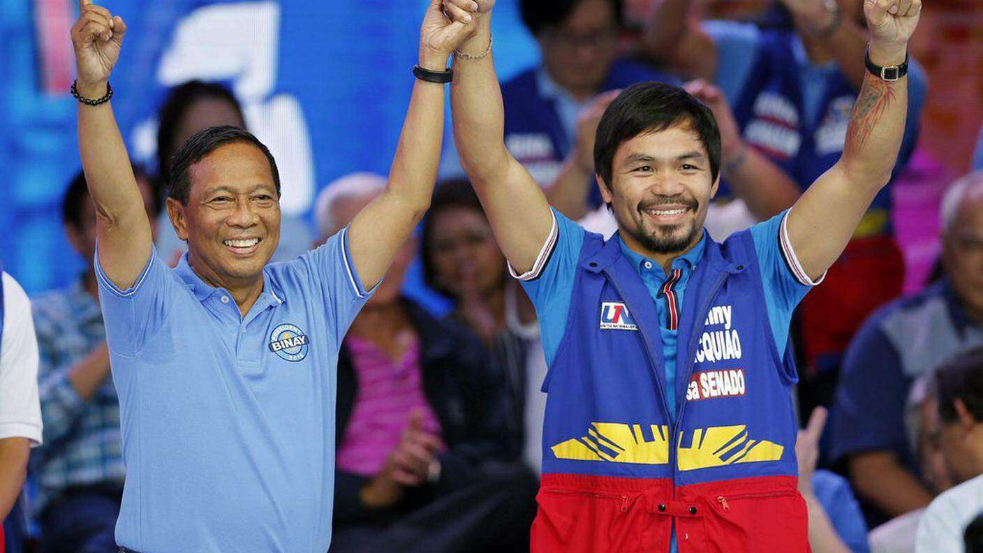 Manny Pacquiao, a destra con il vicepresidente filippino Jejomar Binay, ha fatto la dichiarazione omofoba durante la sua campagna elettorale per accedere al Senato