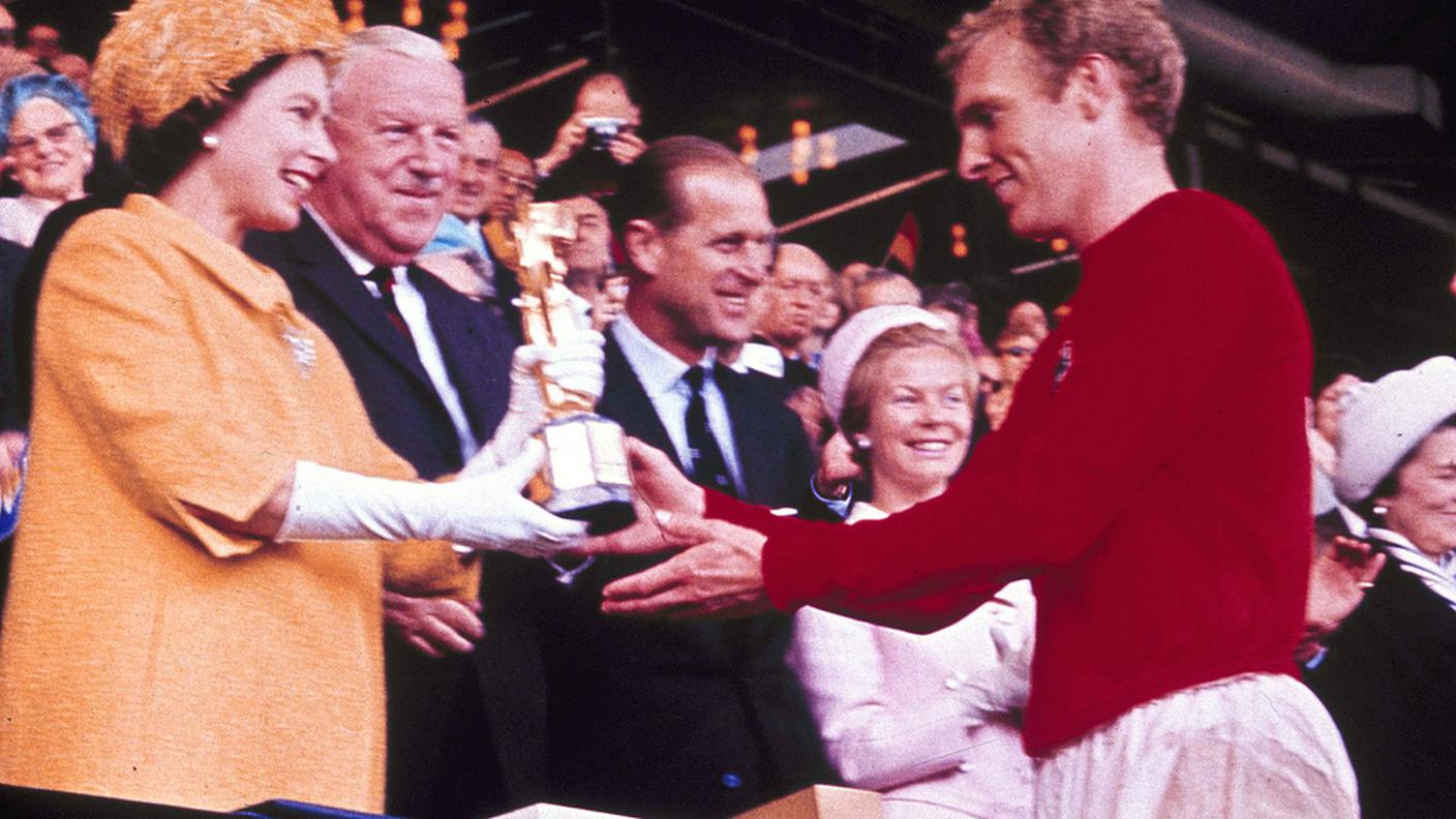 1966: consegna il trofeo al capitano della nazionale inglese, che ha vinto il Mondiale di calcio