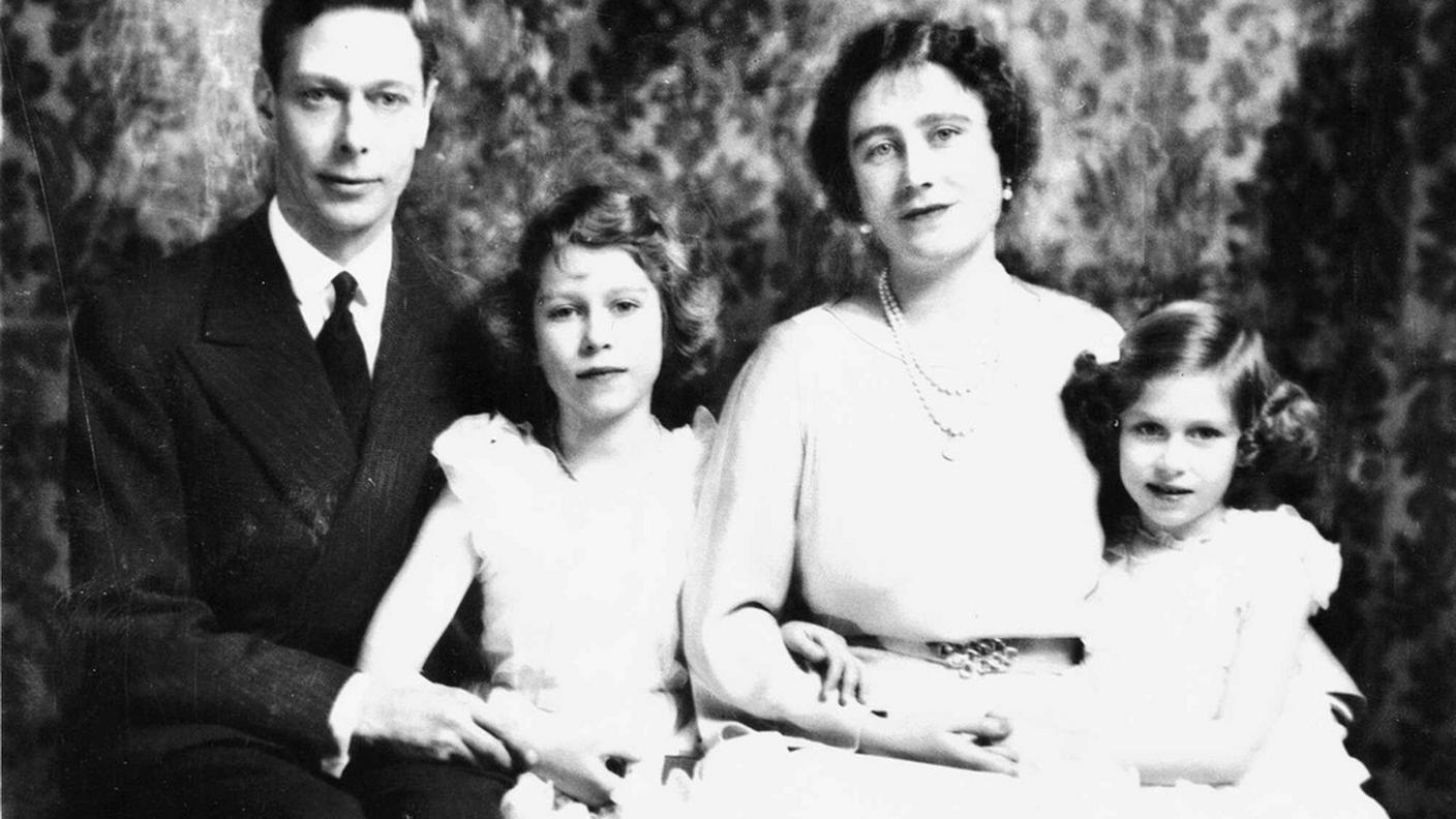 1937: è la seconda da sinistra, con i genitori e la sorella